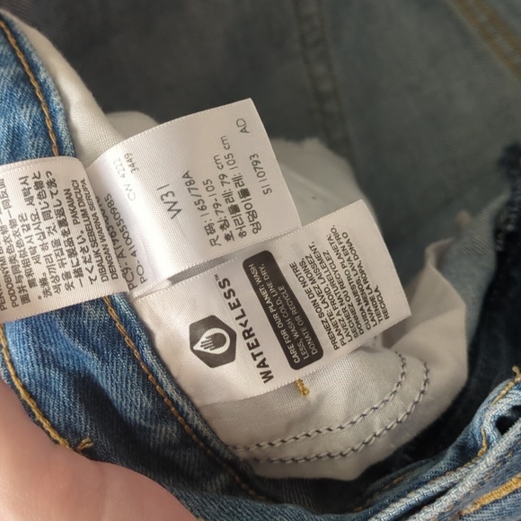 Levi's high waisted mom shorts distressed denim light indigo jean shorts - Picture 4 of 8